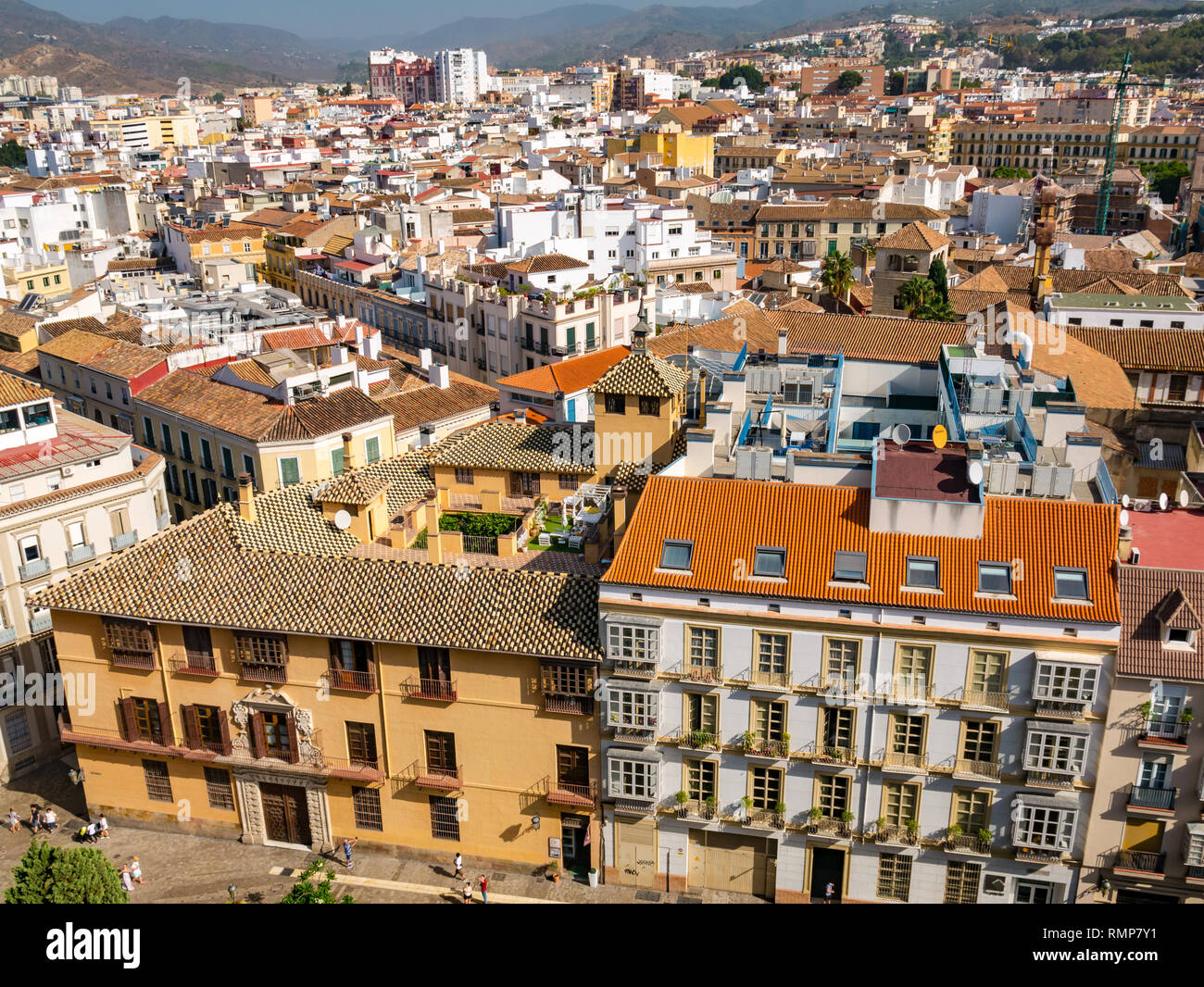 Vista desde arriba de las casas antiguas y calles estrechas, casco antiguo de Málaga, Andalucía, España Foto de stock