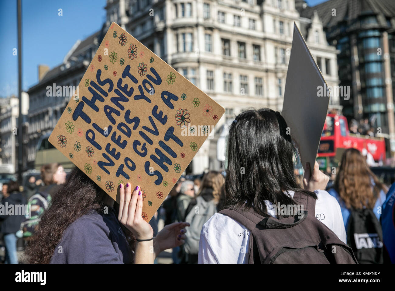 Londres, Reino Unido. 15 Feb, 2019. Como la jornada de protesta progresa estudiantes usan rótulos para protegerse contra el sol. Miles de niños de la escuela primaria, adolescentes y estudiantes universitarios han abandonado las lecciones de hoy en más de 40 ciudades y pueblos de todo el Reino Unido para protestar contra el cambio climático e instar al gobierno a tomar acción.El movimiento global ha sido inspirado por el activista adolescente Greta Thunberg, quien ha estado omitiendo la escuela cada viernes desde el mes de agosto para protestar fuera del parlamento sueco. Crédito: Angeles Rodenas SOPA/Images/Zuma alambre/Alamy Live News Foto de stock