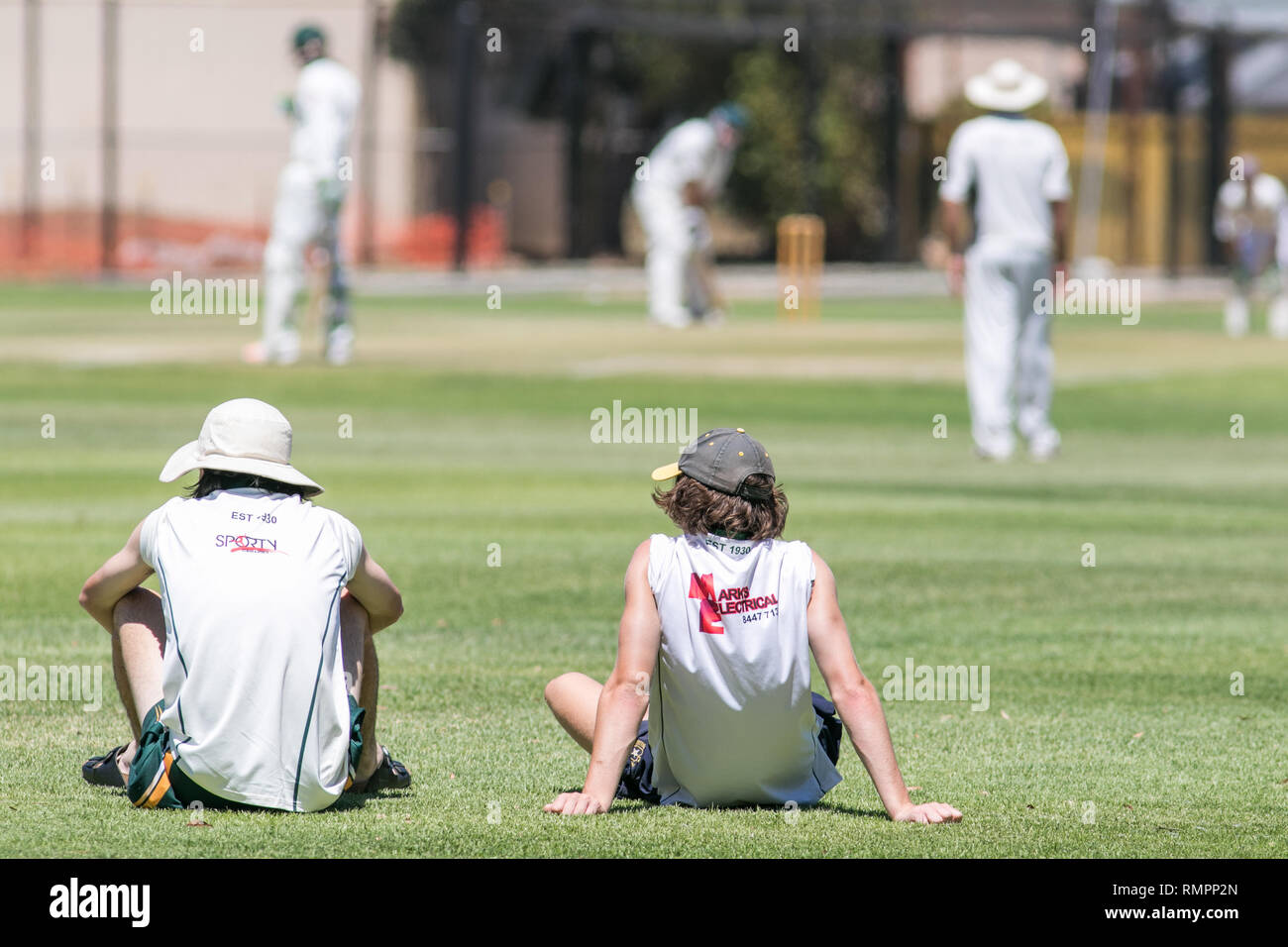 Adelaida, Australia. 16 Feb, 2019. Un partido de cricket de asociación entre Woodville hijos de Recab Cricket Club y Pooraka Mighty toros siendo jugado en la Matheson Reservar en un caluroso sábado por la tarde, con temperaturas de 29 grados centígrados. Crédito: amer ghazzal/Alamy Live News Foto de stock