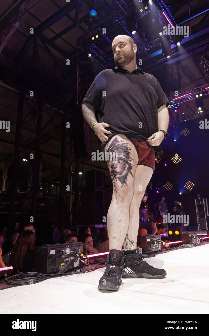 París, Francia. 15 Feb, 2019. Concurso para el mejor tatuaje del día durante la 9ª edición del Mondial du Tatouage (Mundo tatuaje) el 15 de febrero de 2019 en la Grande Halle de la Villette, en París, Francia. Crédito: Bernard Menigault/Alamy Live News Foto de stock