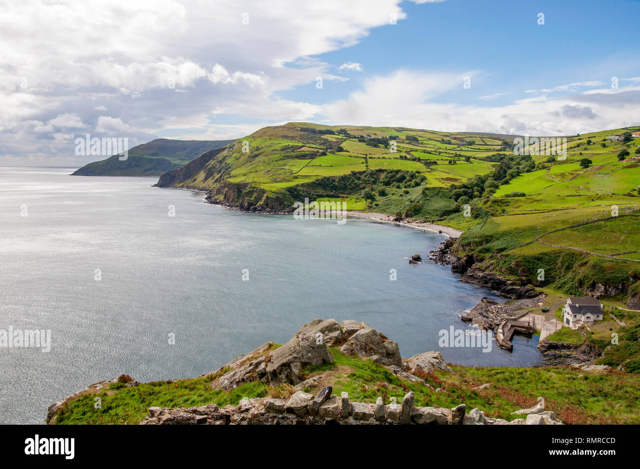 Costa norte, una bahía y un pequeño puerto en el Condado de Antrim, Irlanda del Norte, Reino Unido, vista desde Torr Head, Ballycastle Foto de stock