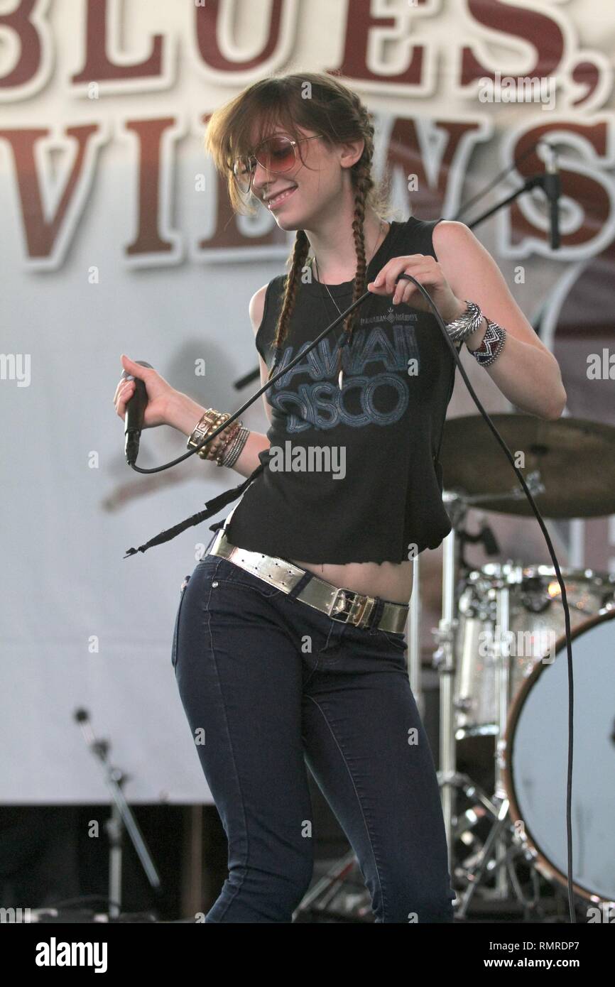 Cantante Arleigh Kincheloe está demostrado actuar en el escenario durante un concierto 'live' apariencia con la hermana Sparrow & las sucias aves. Foto de stock