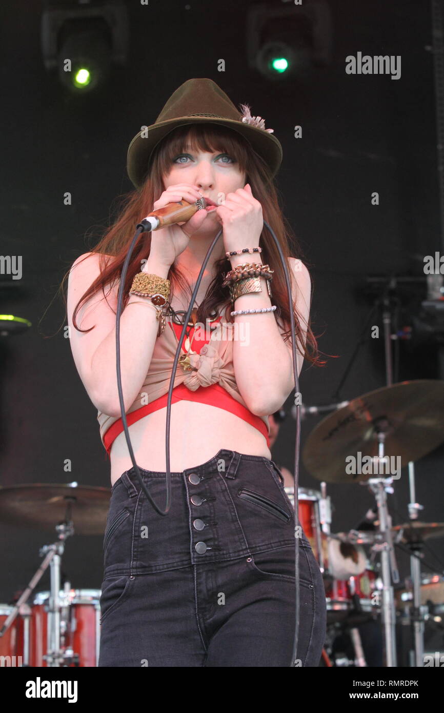 Un miembro de la banda de la Hermana Sparrow & las sucias aves es demostrado actuar en el escenario durante un concierto 'live' apariencia. Foto de stock