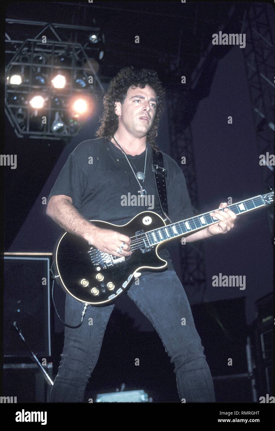 Guitarrista, cantante y Neal Schon, mejor conocido por su trabajo con la viaje, está demostrado actuar en el escenario durante concierto 'live' apariencia con su banda en solitario