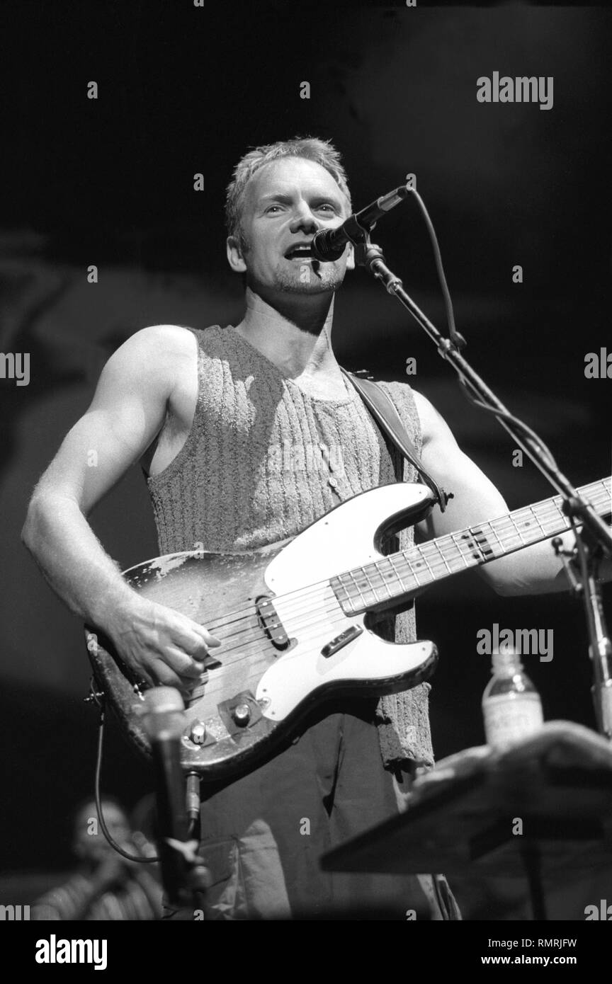 Sting está demostrado actuar en el escenario durante un concierto 'live'  apariencia con su banda en solitario Fotografía de stock - Alamy
