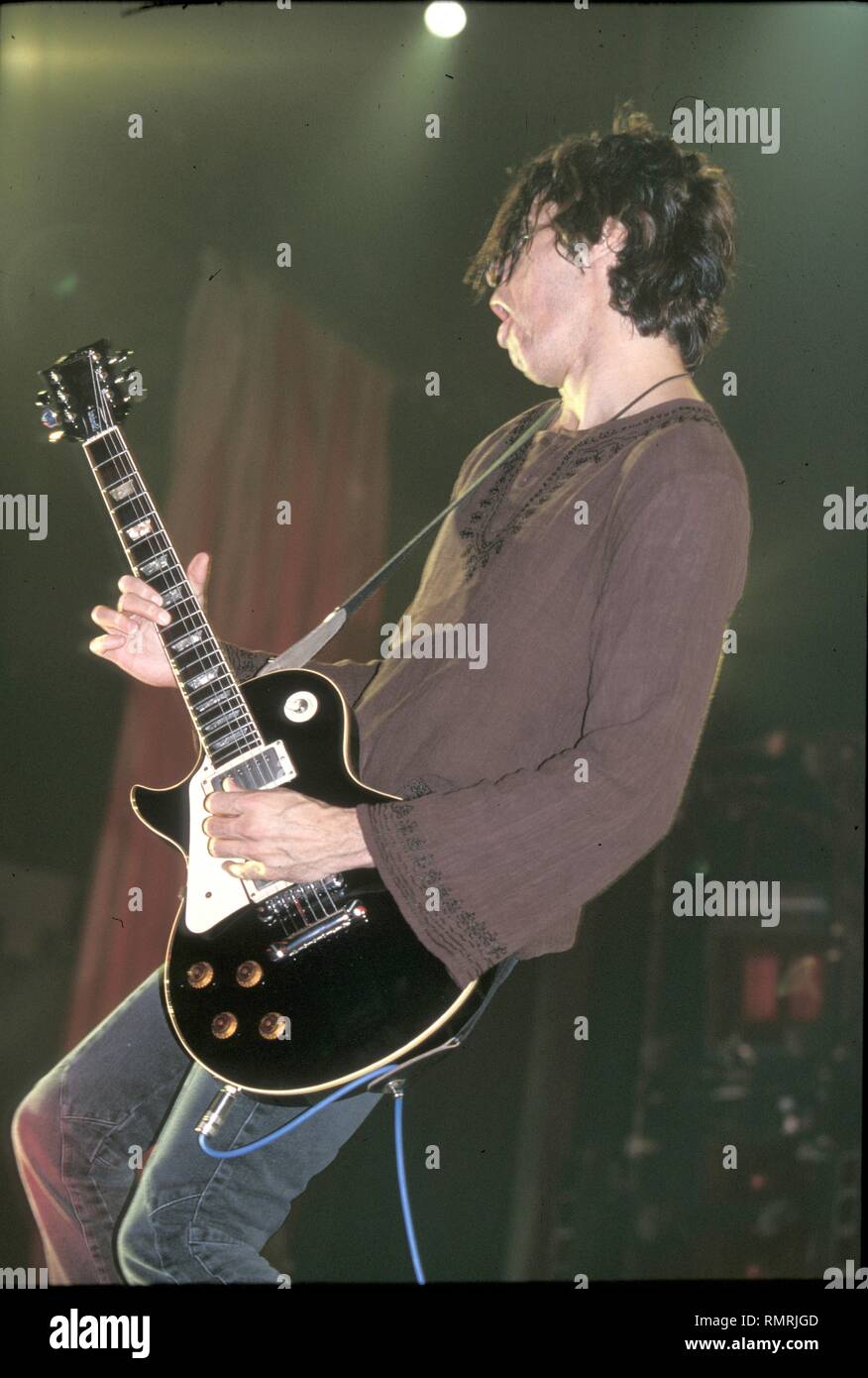 El guitarrista Dean DeLeo de la banda de rock los Stone Temple Pilots está  demostrado actuar en el escenario durante un concierto 'live' apariencia  Fotografía de stock - Alamy