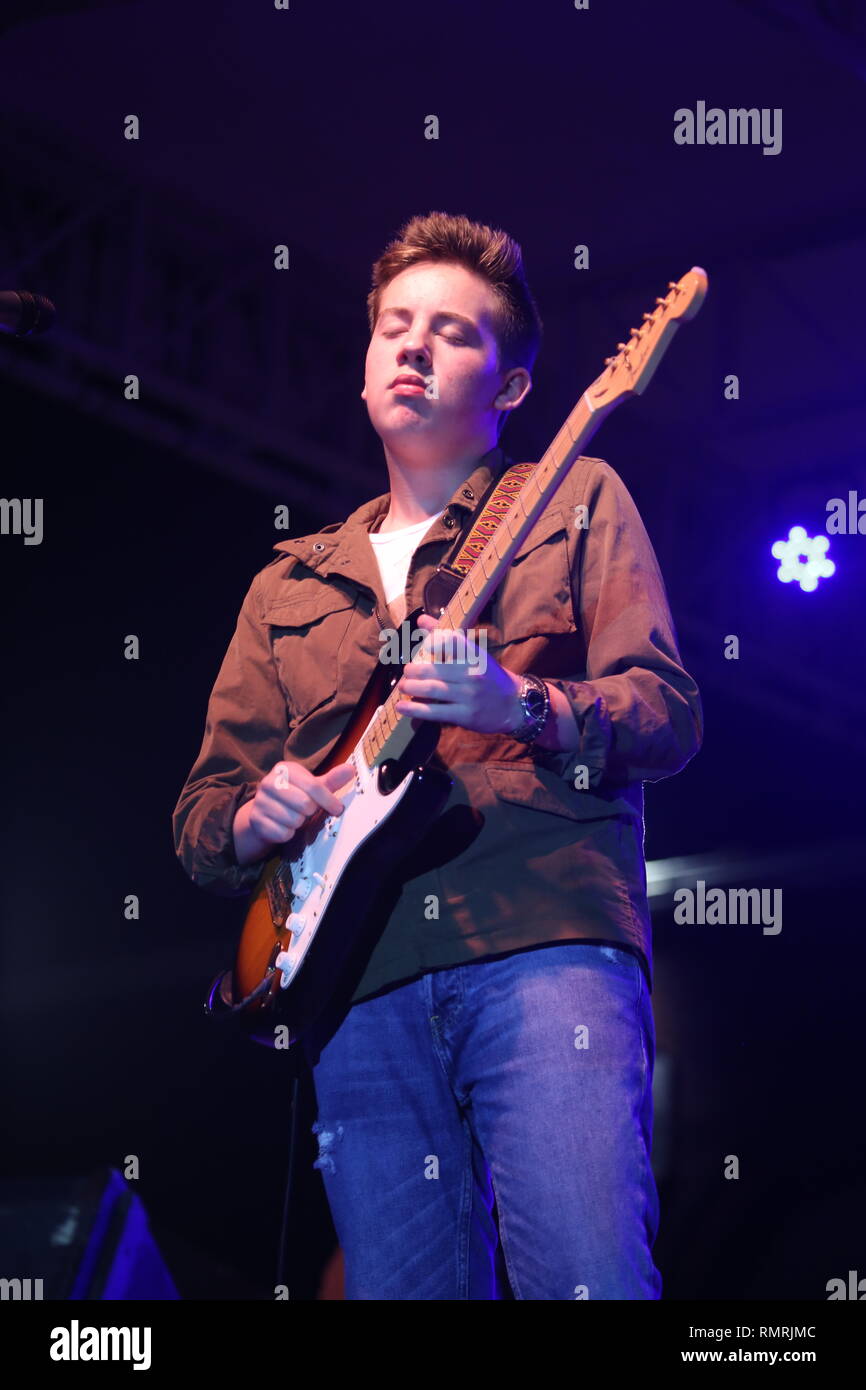 luto En lo que respecta a las personas Mimar El guitarrista Quinn Sullivan está demostrado actuar en el escenario  durante un concierto 'live' apariencia con su banda en solitario Fotografía  de stock - Alamy