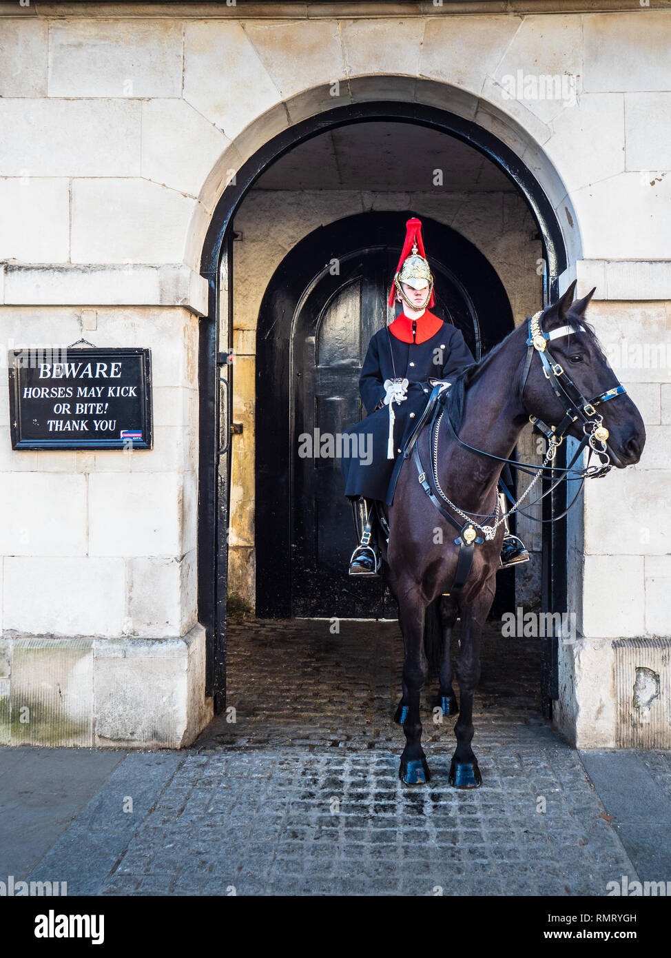 Londres - Guardias Caballo Montado Trooper de la Real Caballería Montada en guardia frente a la entrada del edificio de guardias a caballo sobre Whitehall Londres Central Foto de stock