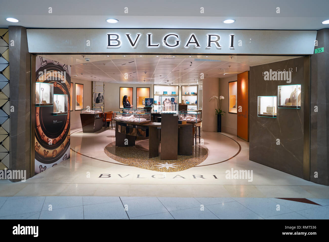 HONG KONG - Mayo 12, 2016: Bulgari tienda en el Aeropuerto Internacional de  Hong Kong. Bulgari es un italiano de joyas y artículos de lujo de marca  Fotografía de stock - Alamy