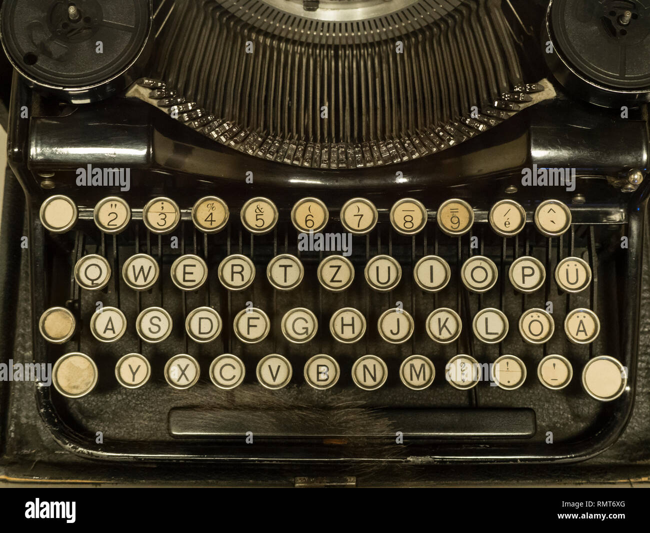 Teclado de máquina de escribir antigua desde la historia antigua Fotografía  de stock - Alamy