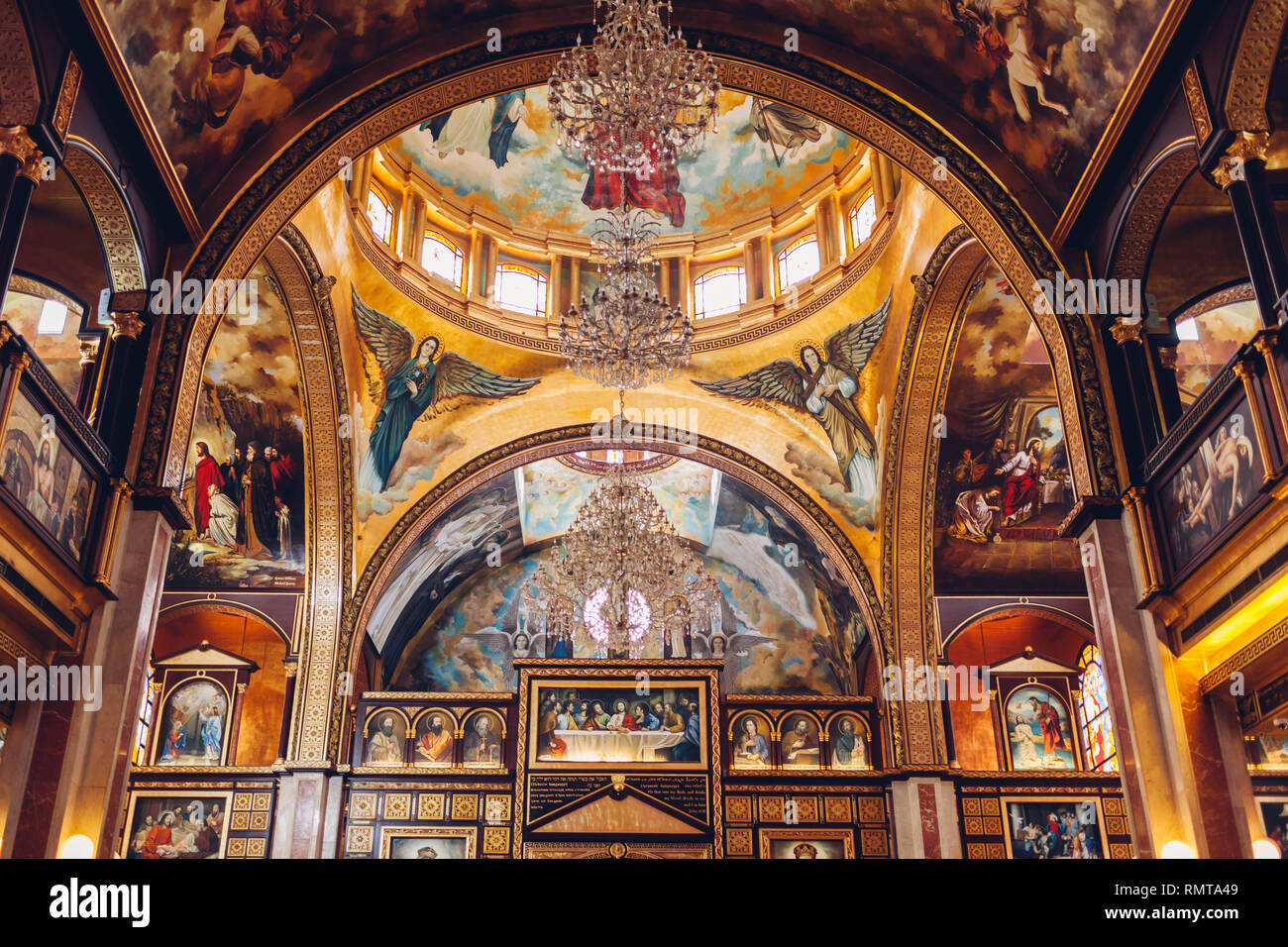 Enero 27, 2019 - Egipto, Sharm El-Sheikh. Iglesia Copta cristiana. Interior de la cúpula y altar Foto de stock