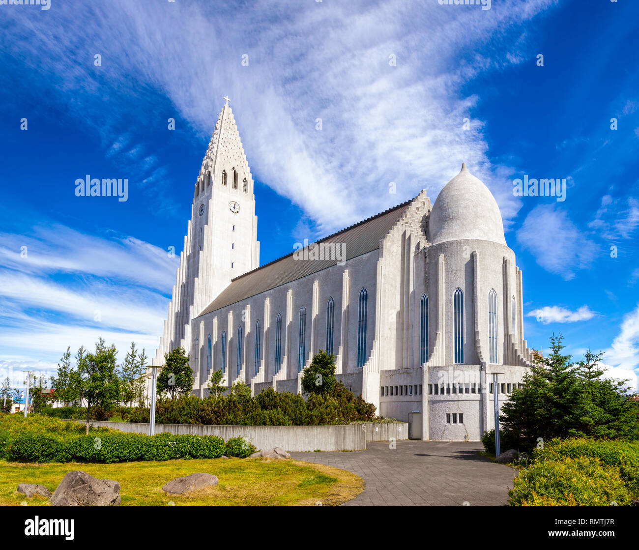Arquitectura de estilo EXPRESIONISTA (iglesia de Hallgrimskirkja Hallgrímur) iglesia parroquial luterana en Reykjavik, Escandinavia, la iglesia más grande de Icelan Foto de stock