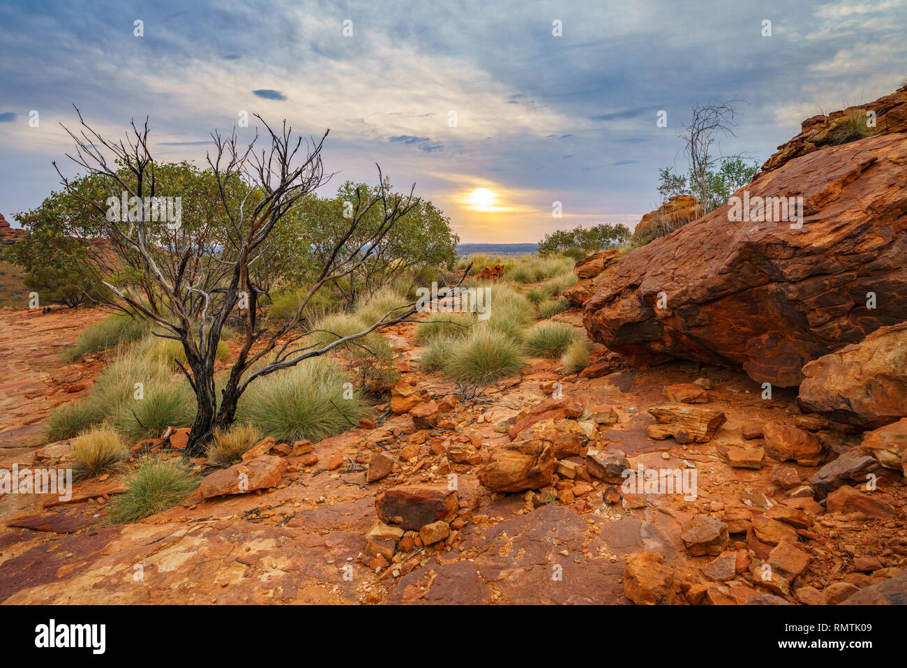 Senderismo en Kings Canyon romántica puesta de sol, el parque nacional Watarrka, Territorio del Norte, Australia Foto de stock