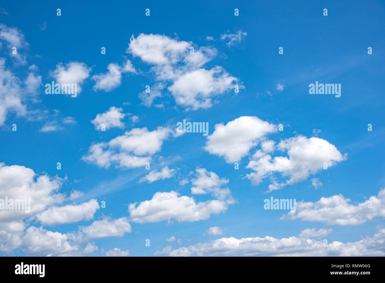 El cielo azul con nubes blancas. Foto de stock