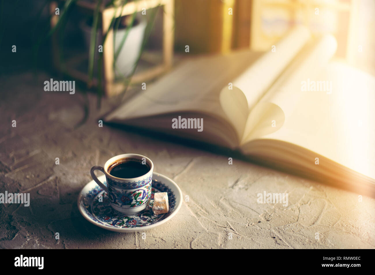 Una taza de café turco en la mesa Foto de stock