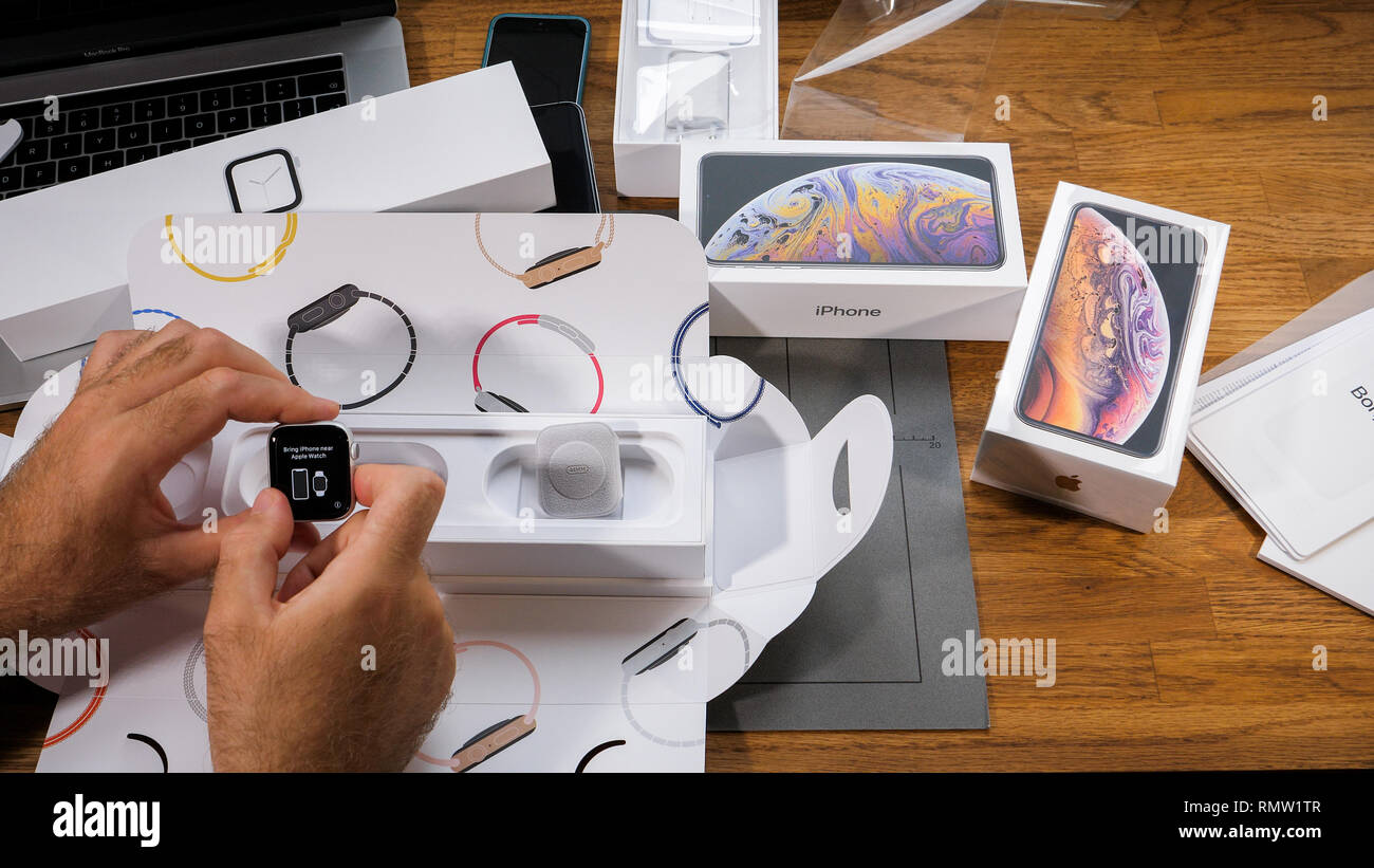 París, Francia - 21 de septiembre de 2018: Apple fan boy unboxing nuevo  Apple reloj GPS de la serie 4 con carcasa de aluminio plateado LTE Seashell  deporte portátil bucle smartwatch -