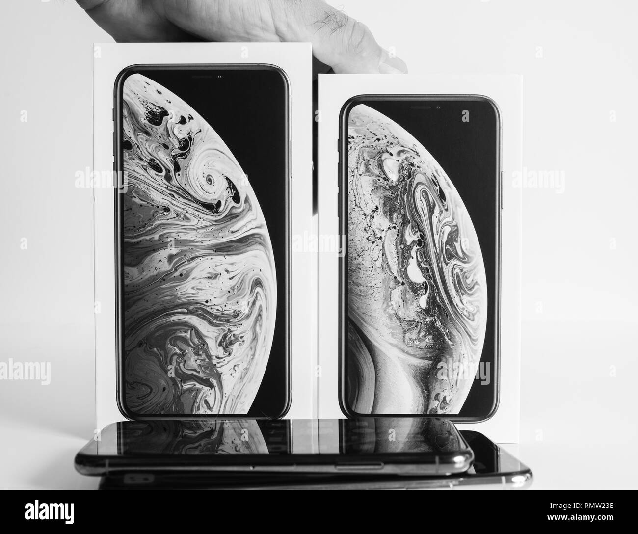 París, Francia - 25 Sep, 2018: Nuevo iPhone smartphones Xs y Xs Max después de unboxing de los nuevos modelos de ordenadores de Apple contra el fondo blanco. Foto de stock