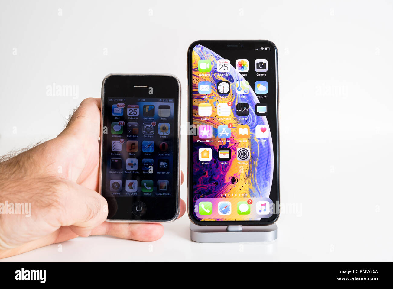París, Francia - 25 Sep, 2018: Hombre mano comparar nuevo iPhone Xs y Xs  Max modelo de smartphone por Apple Computers cerrar con el antiguo iphone  3GS Fotografía de stock - Alamy