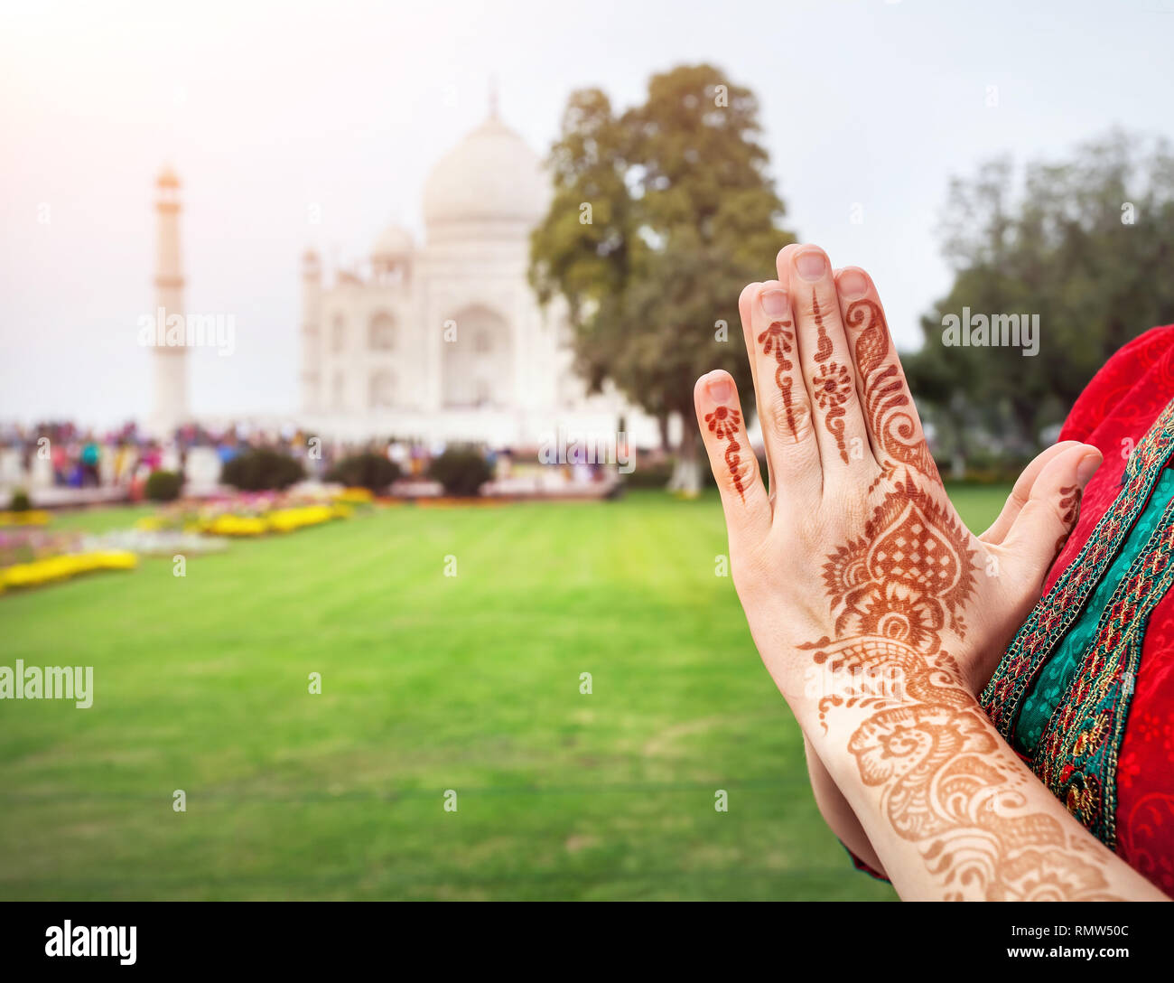 Mujer de manos con henna en Namaste gesto cerca de Taj Mahal en Agra, Uttar Pradesh, India Foto de stock