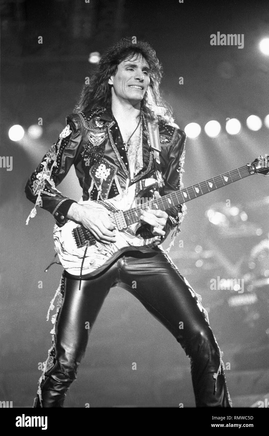 El guitarrista Steve Vai de la banda de hard rock Whitesnake es demostrado  actuar en el escenario durante un concierto 'live' apariencia Fotografía de  stock - Alamy