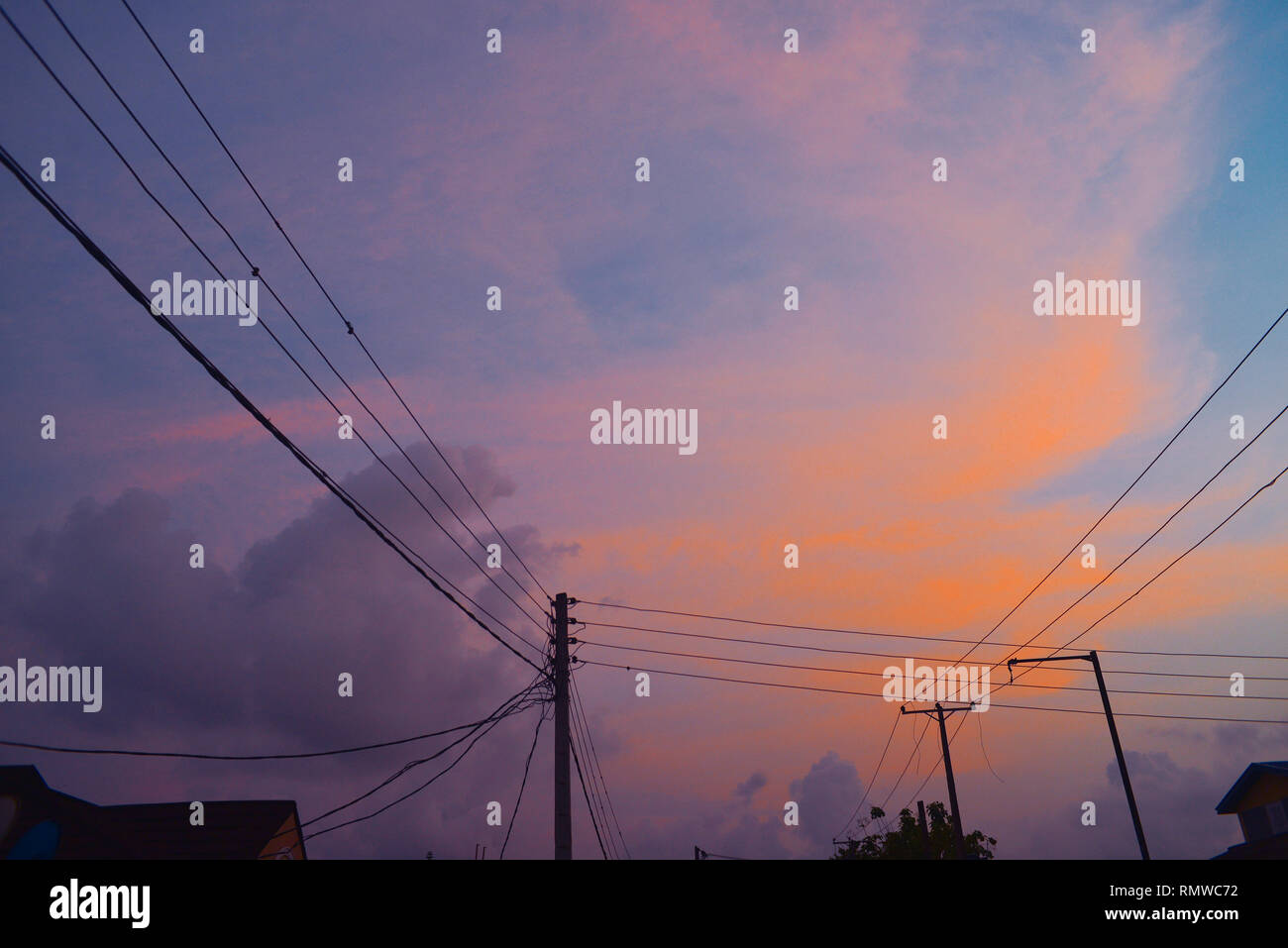 Un Crepúsculo de Lagos con postes y cables de electricidad Foto de stock