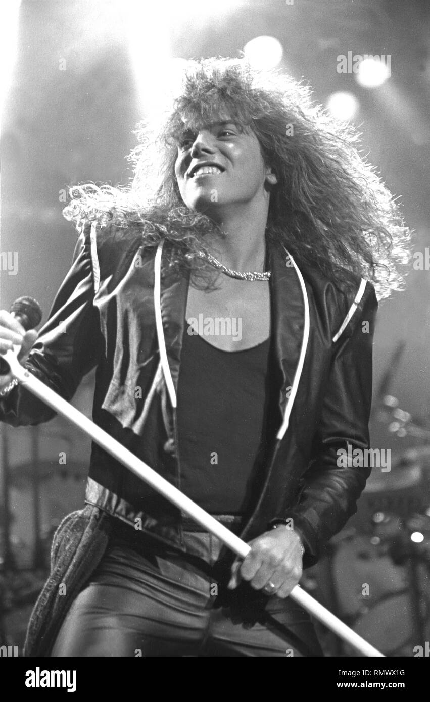 El cantante Joey Tempest de la banda de rock sueca Europe está demostrado  realizando durante un concierto 'live' apariencia Fotografía de stock -  Alamy
