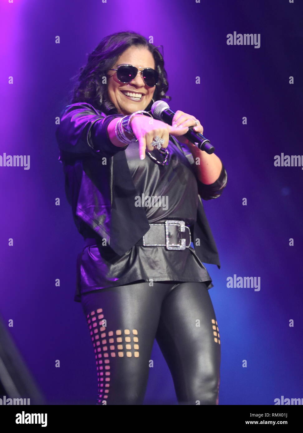 La cantante Lisa Lisa, nacido Lisa Vélez y su banda de culto se muestra Atasco de actuar en el escenario durante un concierto 'live' apariencia. Foto de stock