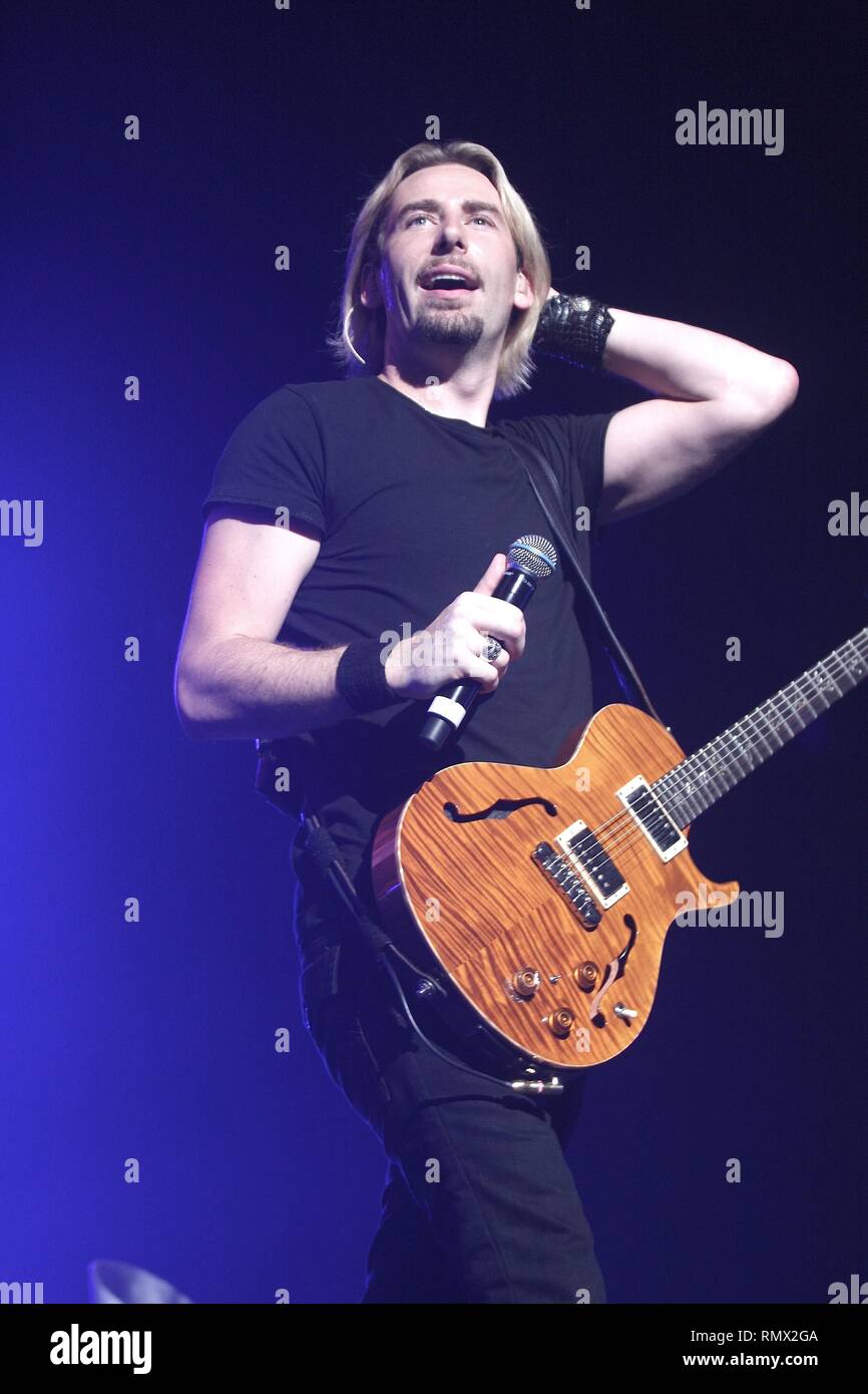 El cantante y guitarrista Chad Kroeger de la banda de rock canadiense  Nickleback está demostrado actuar en el escenario durante un concierto  'live' apariencia Fotografía de stock - Alamy