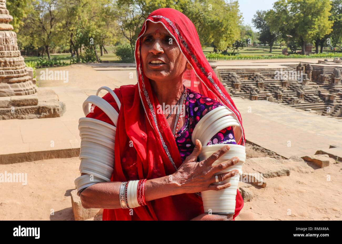 Retrato de una mujer india de Rajasthan, vestida con un traje tradicional en el Templo del Sol,Modhera-Gujarat,India. Foto de stock