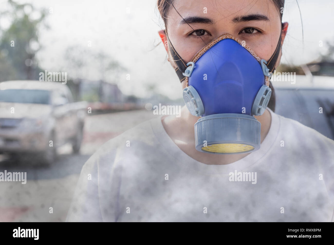Las personas que llevaban las PM 2.5 máscara de aire del filtro de polvo humo evitar el problema de contaminación del aire de la ciudad de Concepción. Foto de stock