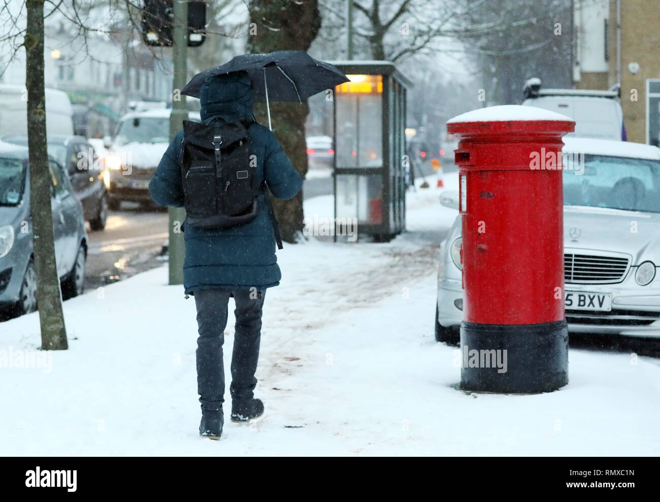 Pic muestra: la nieve y el aguanieve obstaculizados los viajeros sobre su trabajo hoy en East Finchley, en el norte de Londres algunos se divirtieron con bolas de nieve. pic por GA Foto de stock