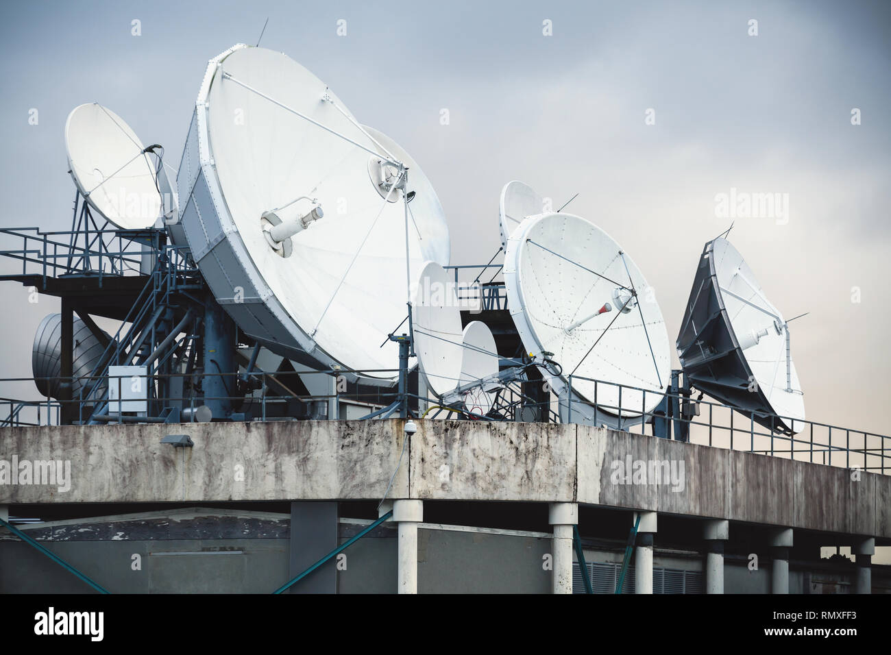 Antena parabólica antenas montadas sobre el techo de un edificio industrial  Fotografía de stock - Alamy