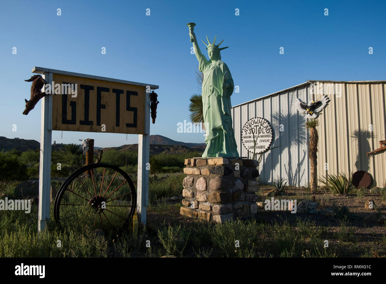 Un estilo kitsch réplica de la Estatua de la libertad en una tienda de regalos en el oeste de Texas. Foto de stock