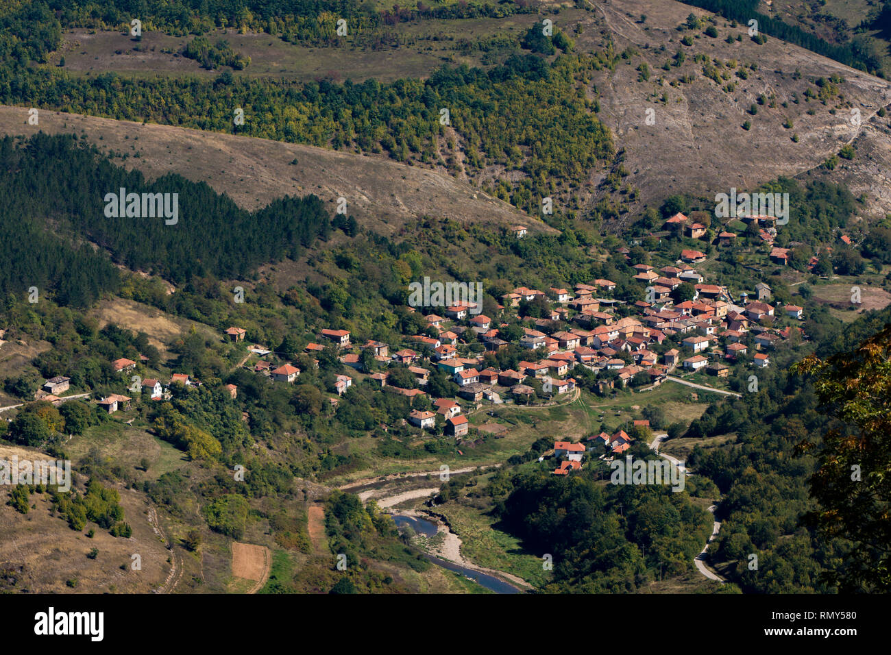 Vista desde Koziji Kamen, a la aldea de Paklestica, junto al río Visocica, que desemboca en el lago Zavoj, Montaña Vieja, Foto de stock
