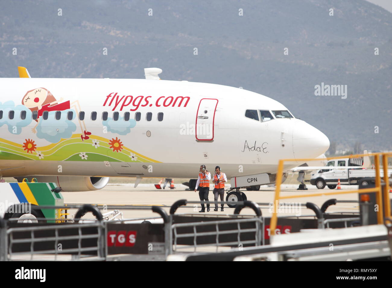 Bodrum, Turquía - Mugla / June 9th, 2018: Cerca de pintadas vívidamente Pegasus Airlines TC-PCN Boeing 737-82R denominado 'E' Ada listo para despegar. Foto de stock