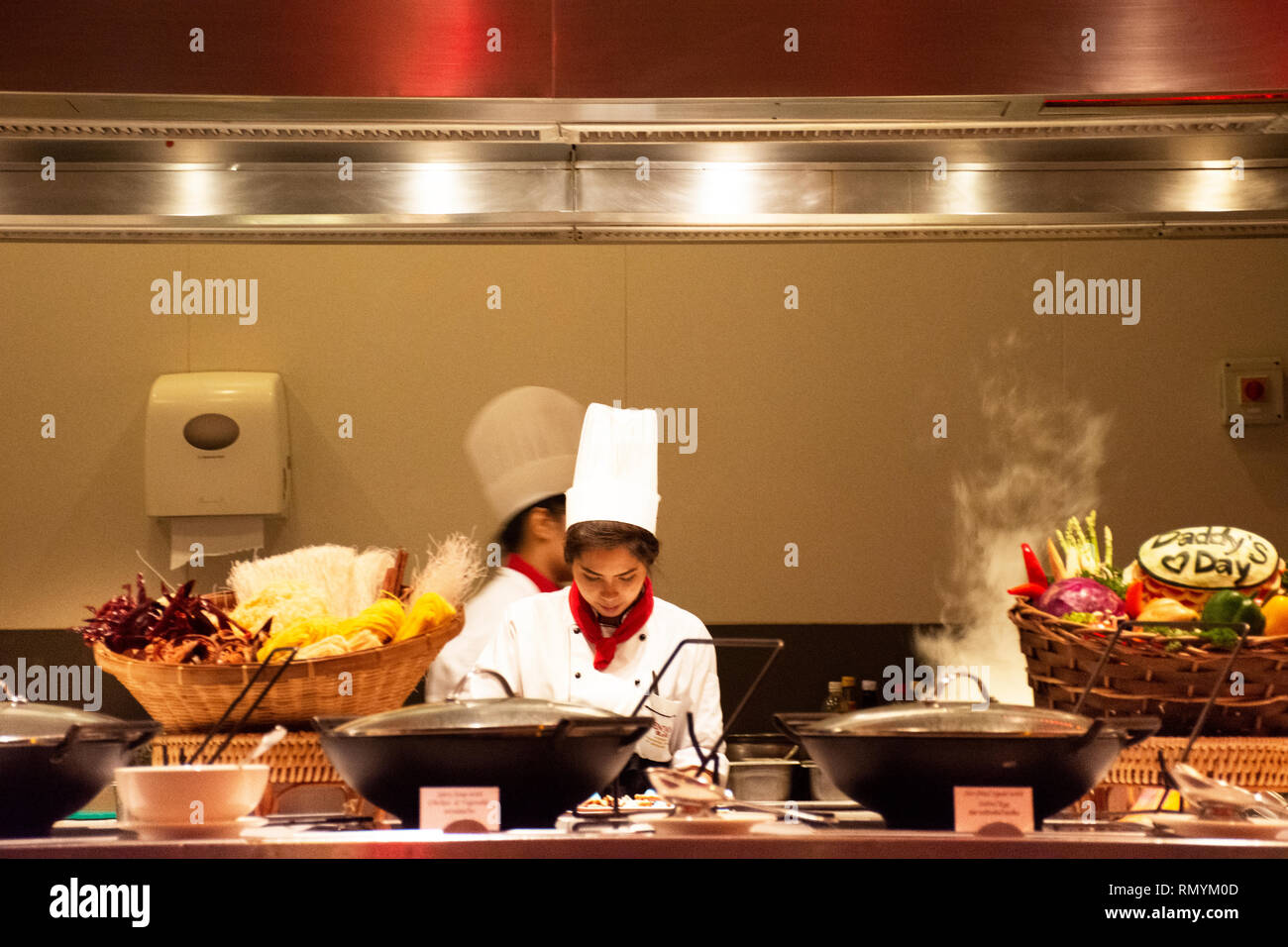 Chef y su ayudante en la cocina bistro