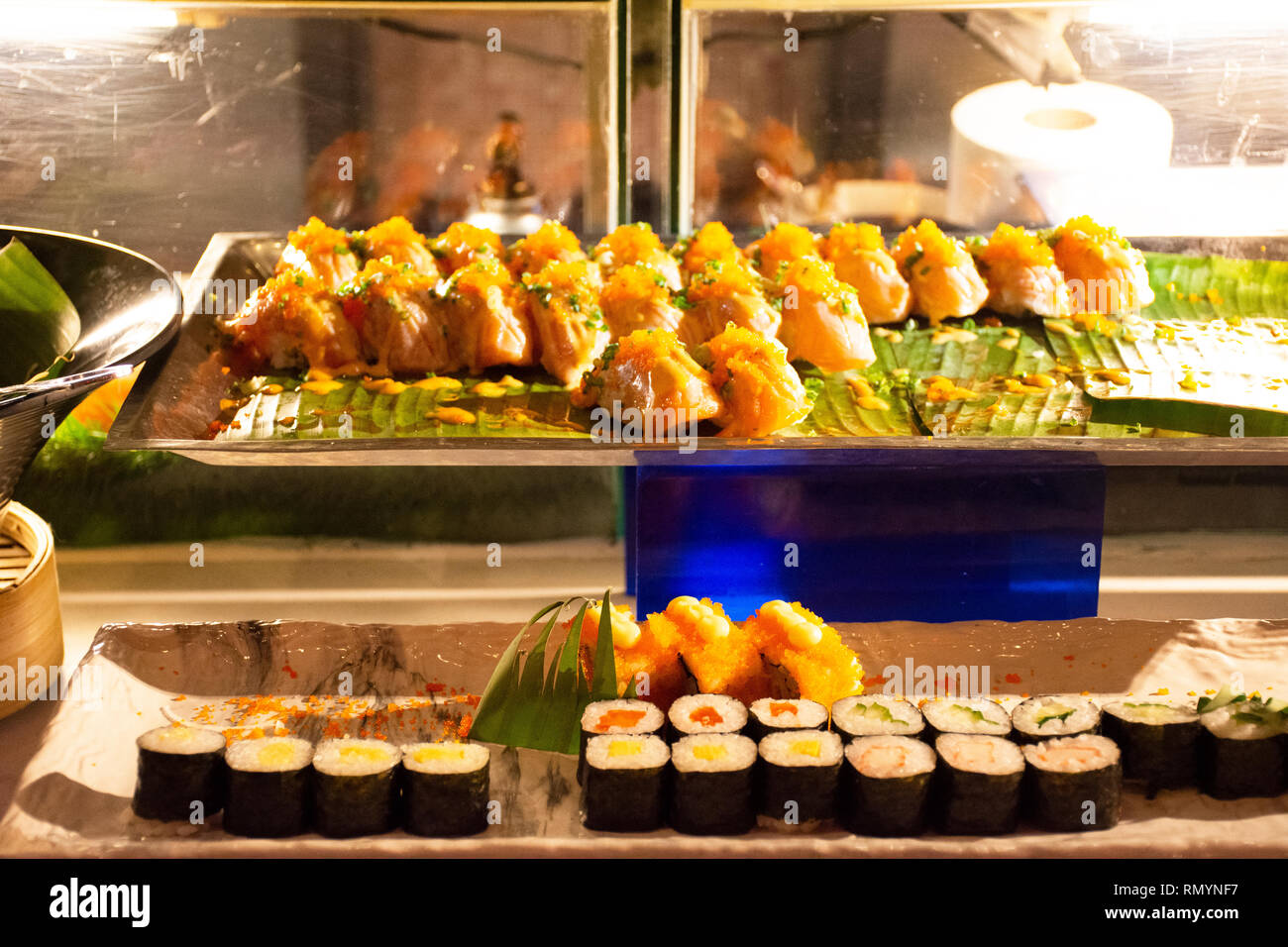 Comida japonesa y Sushi bar estilo tailandés muchas variedad propina en  línea comida tipo buffet en el restaurante para la gente cena en el Hotel  en la noche en Bangk Fotografía de