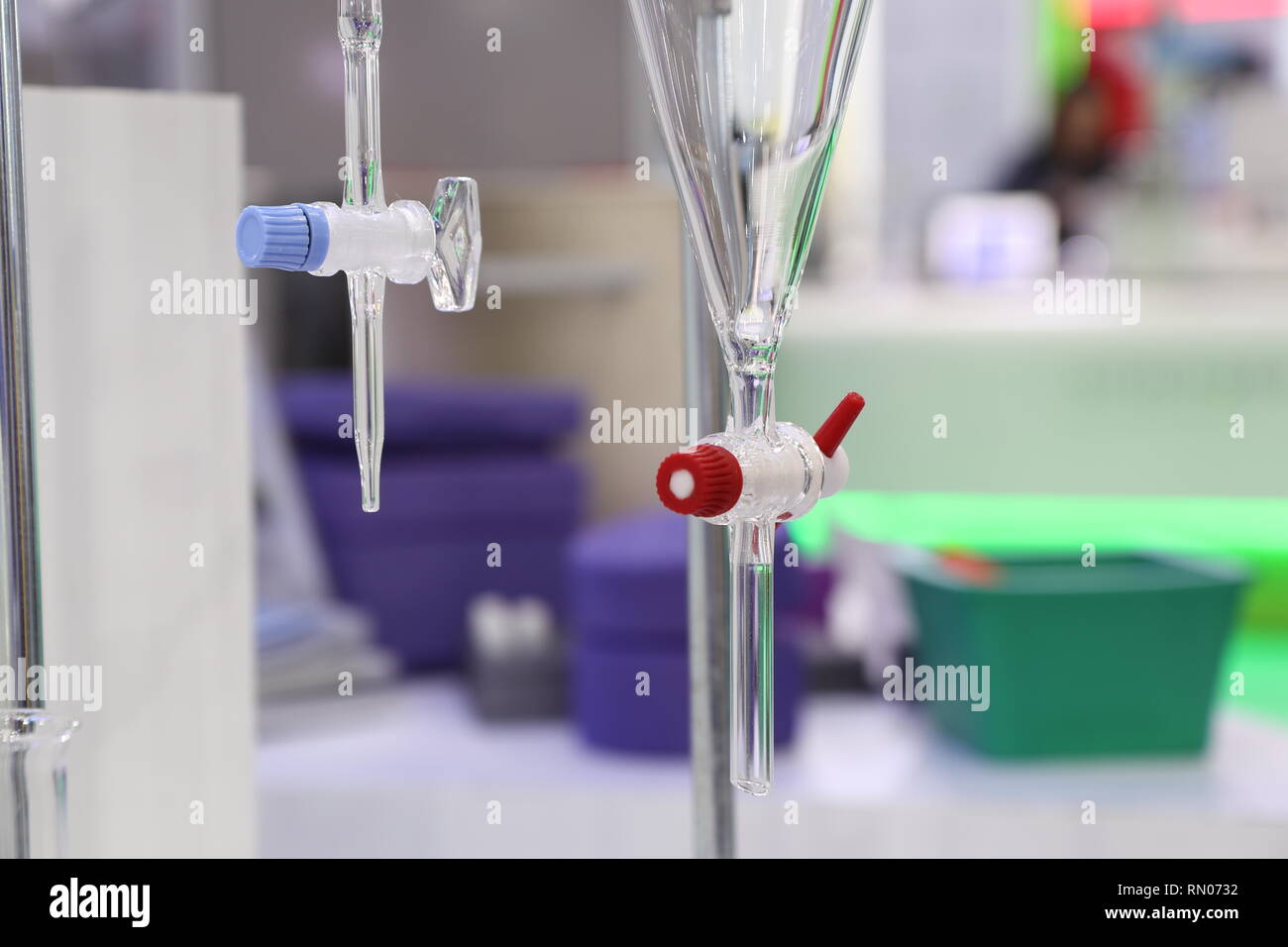 distorsionar Indomable salvar La pipeta con la perilla roja en el laboratorio ; el material de vidrio de  laboratorio Fotografía de stock - Alamy