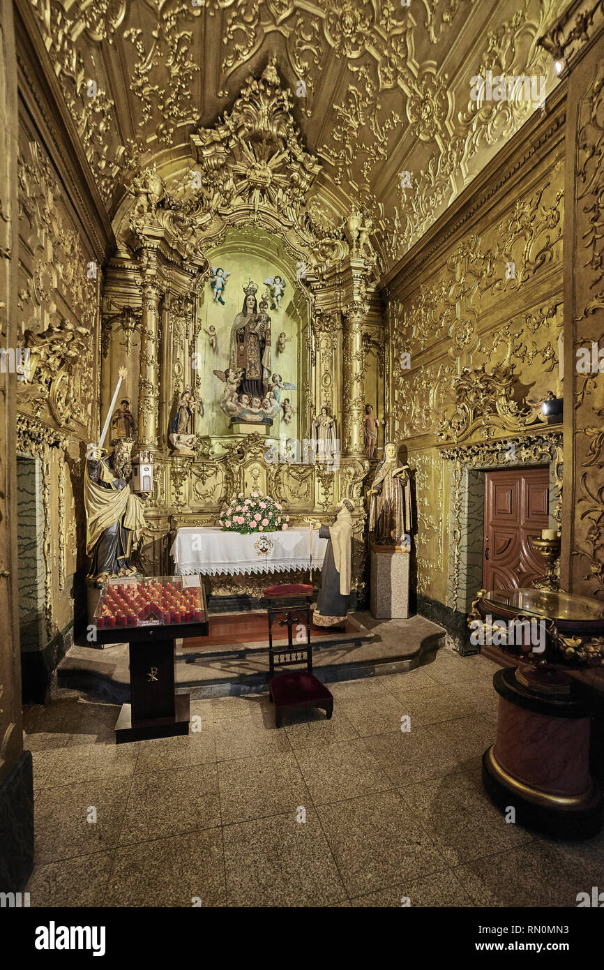 La Igreja do Carmo, Carmelitas, con la característica de granito y una pared de azulejos azules. Arquitectura Barroca portuguesa, Porto, Portugal Foto de stock