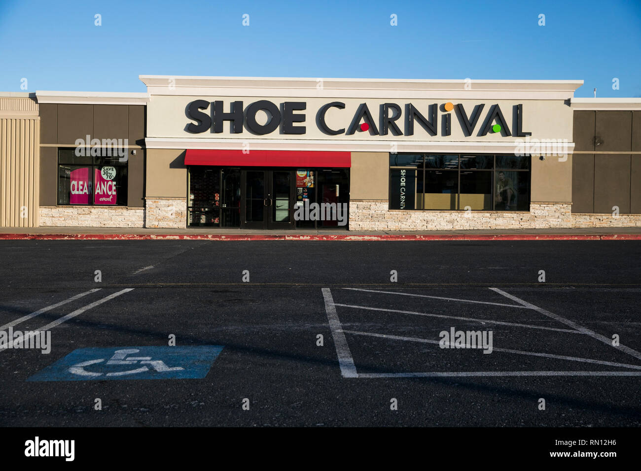 Shoe carnival fotografías e imágenes de alta resolución - Alamy