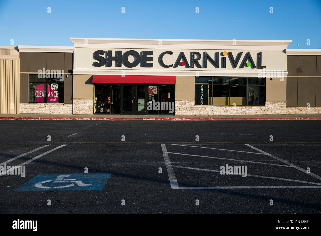 Shoe carnival store el con