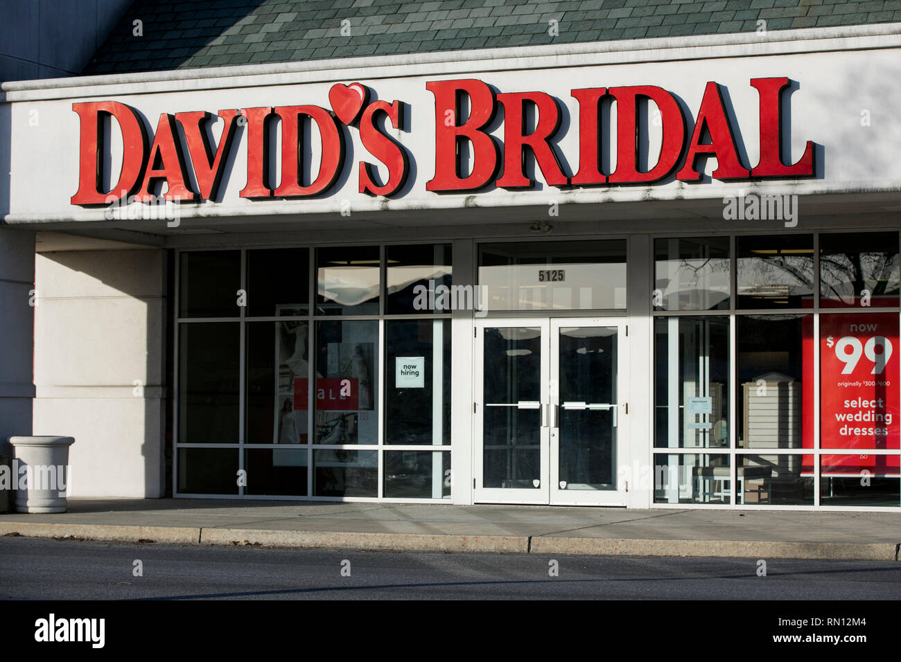 Un logotipo cartel fuera de una tienda minorista David nupcial ubicación en Harrisburg, Pennsylvania el 9 de febrero de 2019. Foto de stock