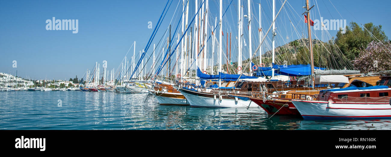Veleros en el puerto de Kos, isla del Dodecaneso, Grecia Foto de stock