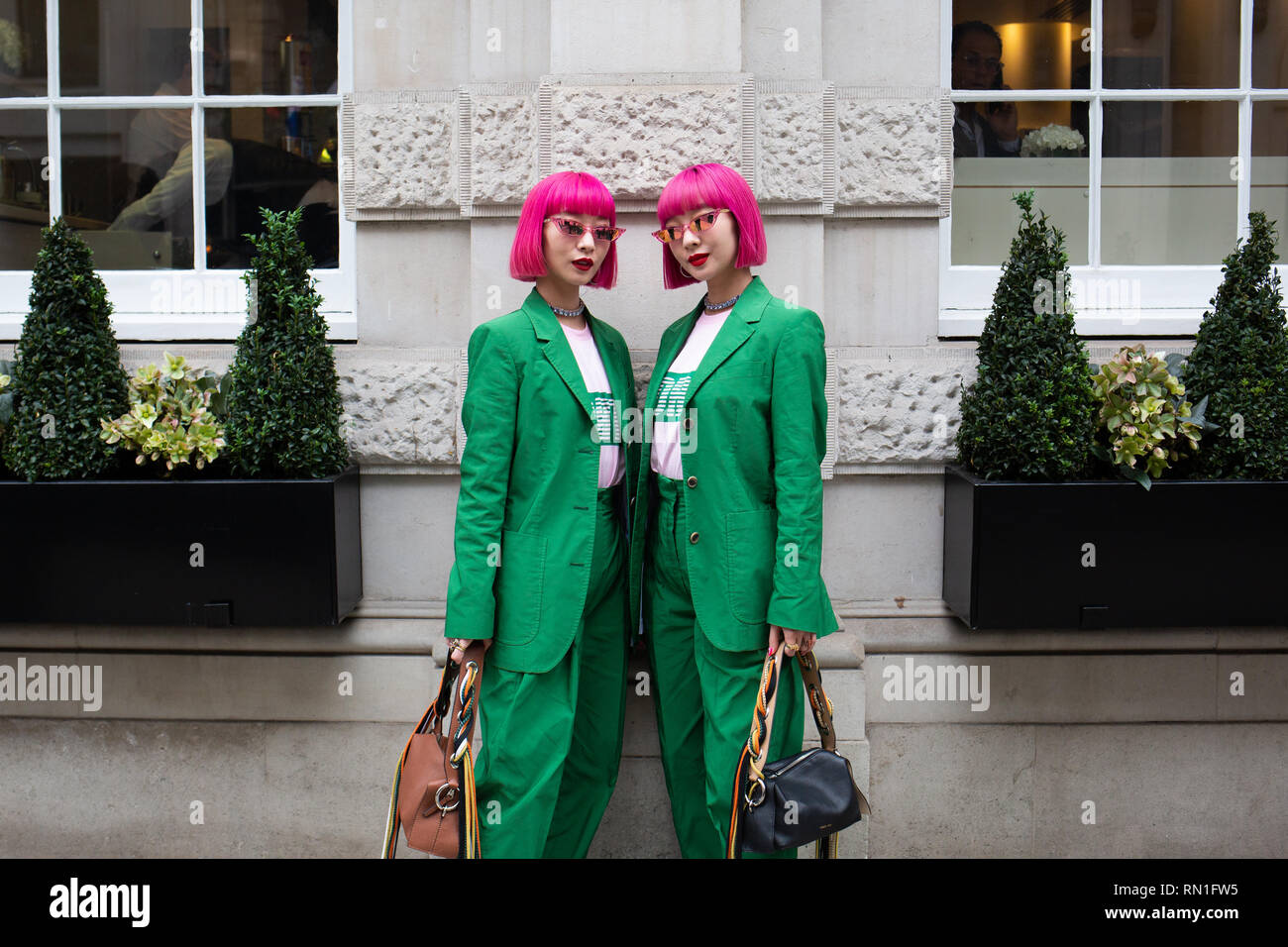 Gemelos Ami y Aya desde Tokio foto durante el Otoño/Invierno 2019 La Semana de la Moda de Londres fuera de Christie's, de Londres. Foto de stock