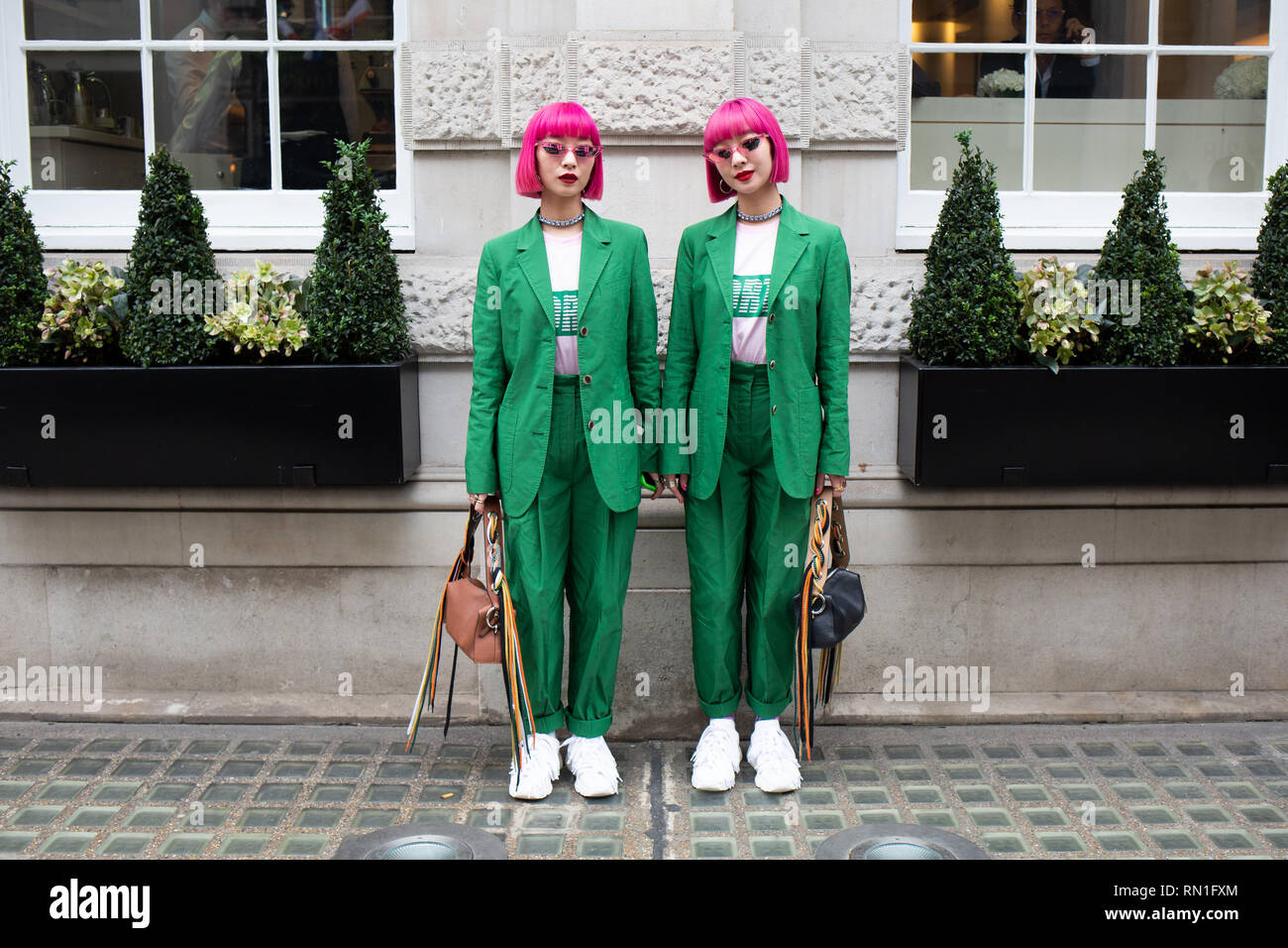 Gemelos Ami y Aya desde Tokio foto durante el Otoño/Invierno 2019 La Semana de la Moda de Londres fuera de Christie's, de Londres. Foto de stock