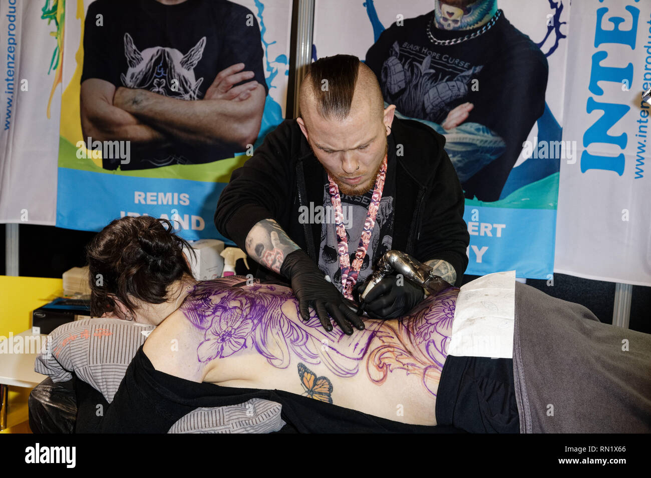 París, Francia. 15 Feb, 2019. Artista, Julian Siebert durante la 9ª edición del Mondial du Tatouage (Mundo tatuaje) el 15 de febrero de 2019 en la Grande Halle de la Villette, en París, Francia. Crédito: Bernard Menigault/Alamy Live News Foto de stock