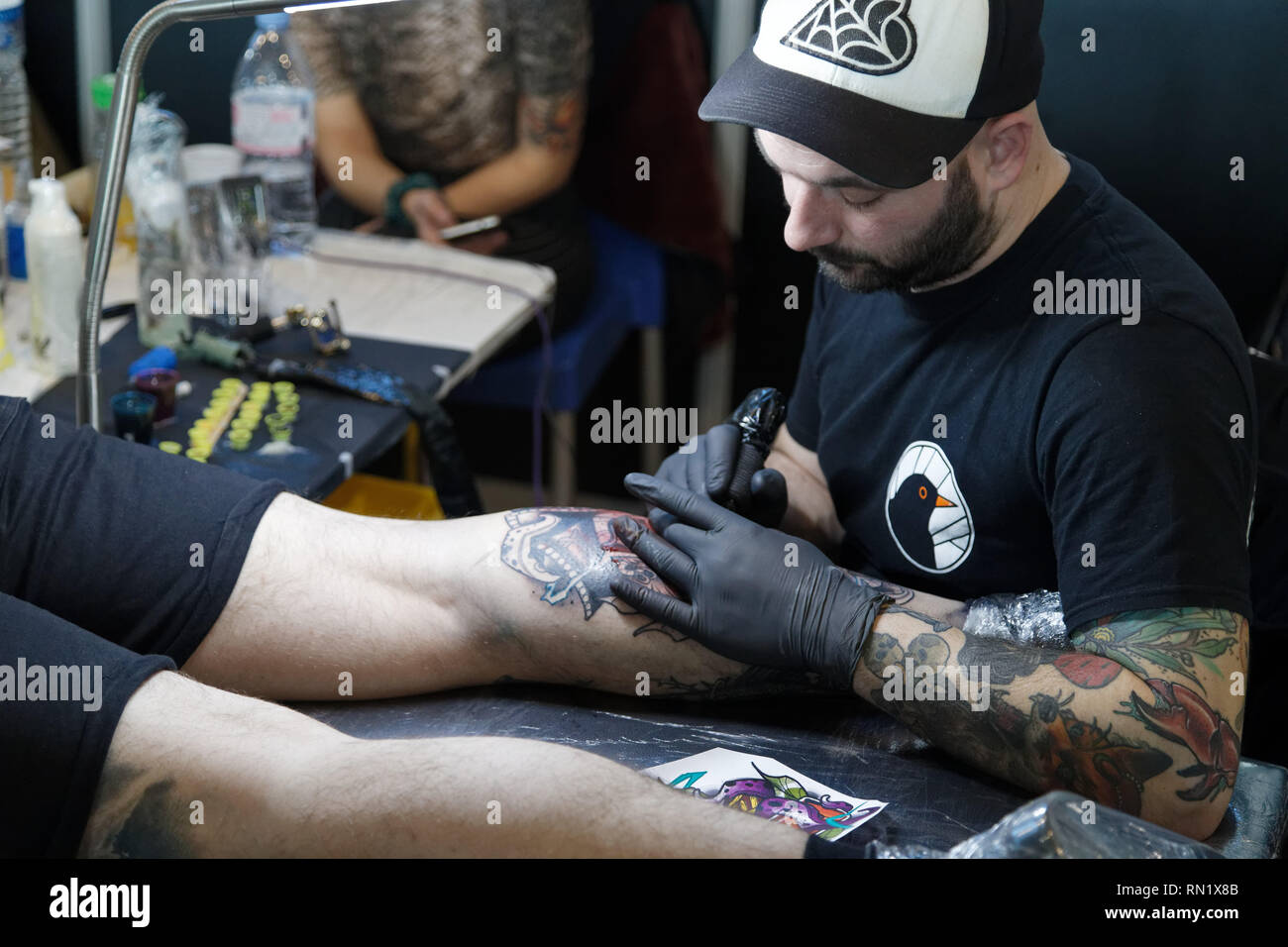 París, Francia. 15 Feb, 2019. Artista, Siemor durante la 9ª edición del Mondial du Tatouage (Mundo tatuaje) el 15 de febrero de 2019 en la Grande Halle de la Villette, en París, Francia. Crédito: Bernard Menigault/Alamy Live News Foto de stock