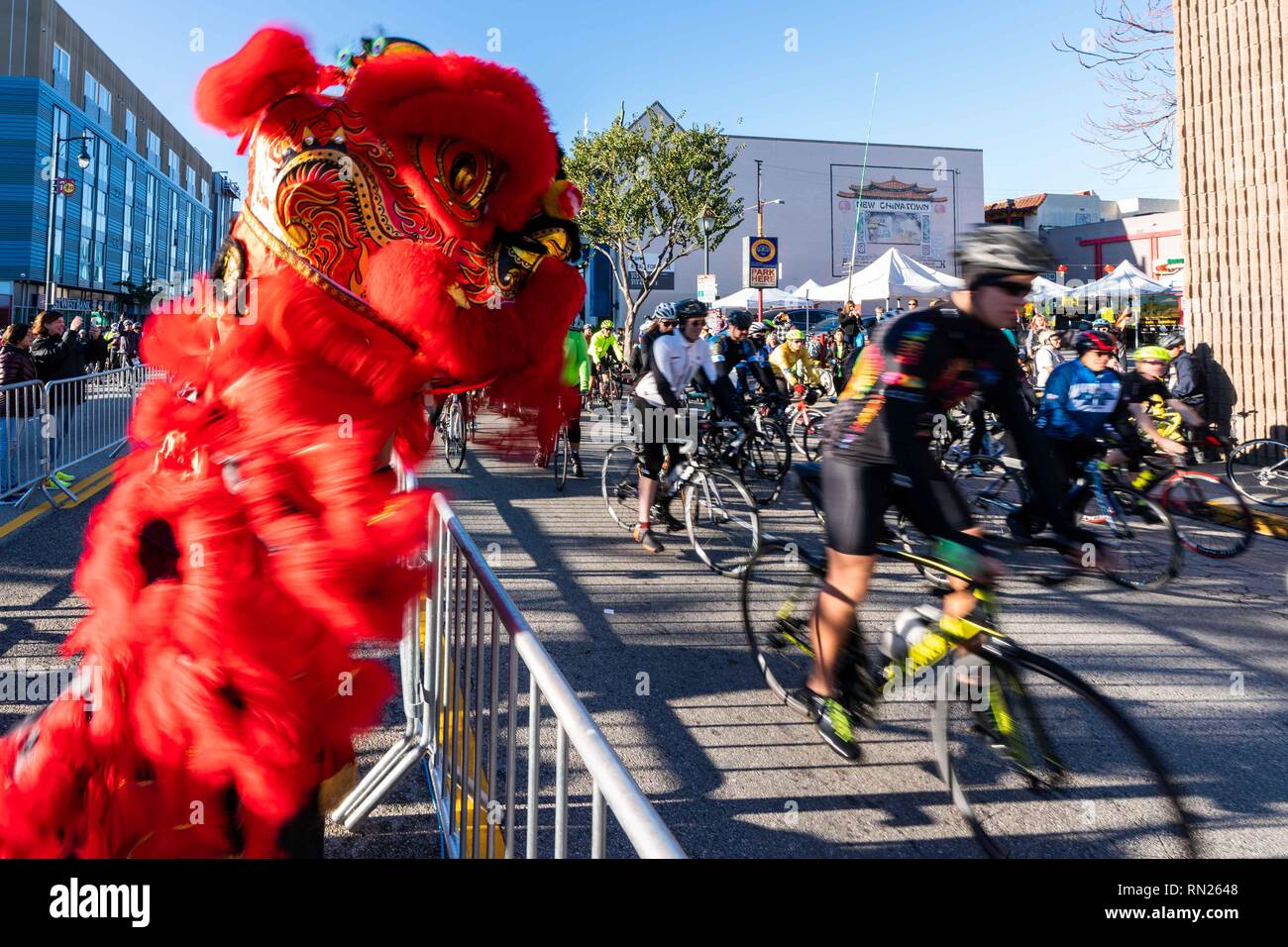 Los Angeles, Estados Unidos. 16 Feb, 2019. Las personas toman parte en la carrera de bicicletas en Los Angeles Chinatown petardo ejecutar 2019 en Los Angeles, Estados Unidos, el 16 de febrero de 2019. Crédito: Qian Weizhong/Xinhua/Alamy Live News Foto de stock