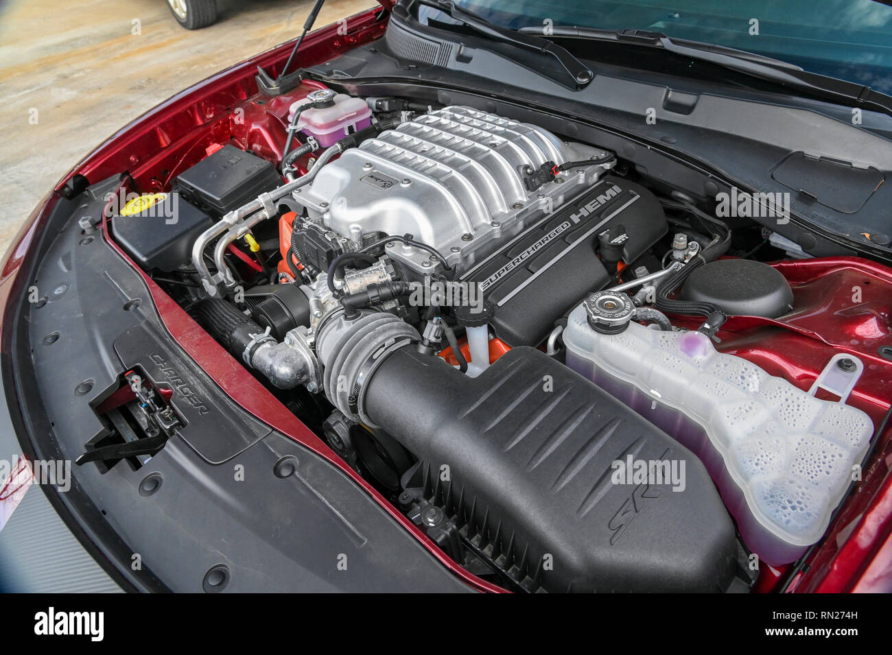 Feb 11, 2019: 2018 Dodge Charger SRT Hellcat 6.2L supercargado motor Hemi  Alberto Peña/CSM Fotografía de stock - Alamy
