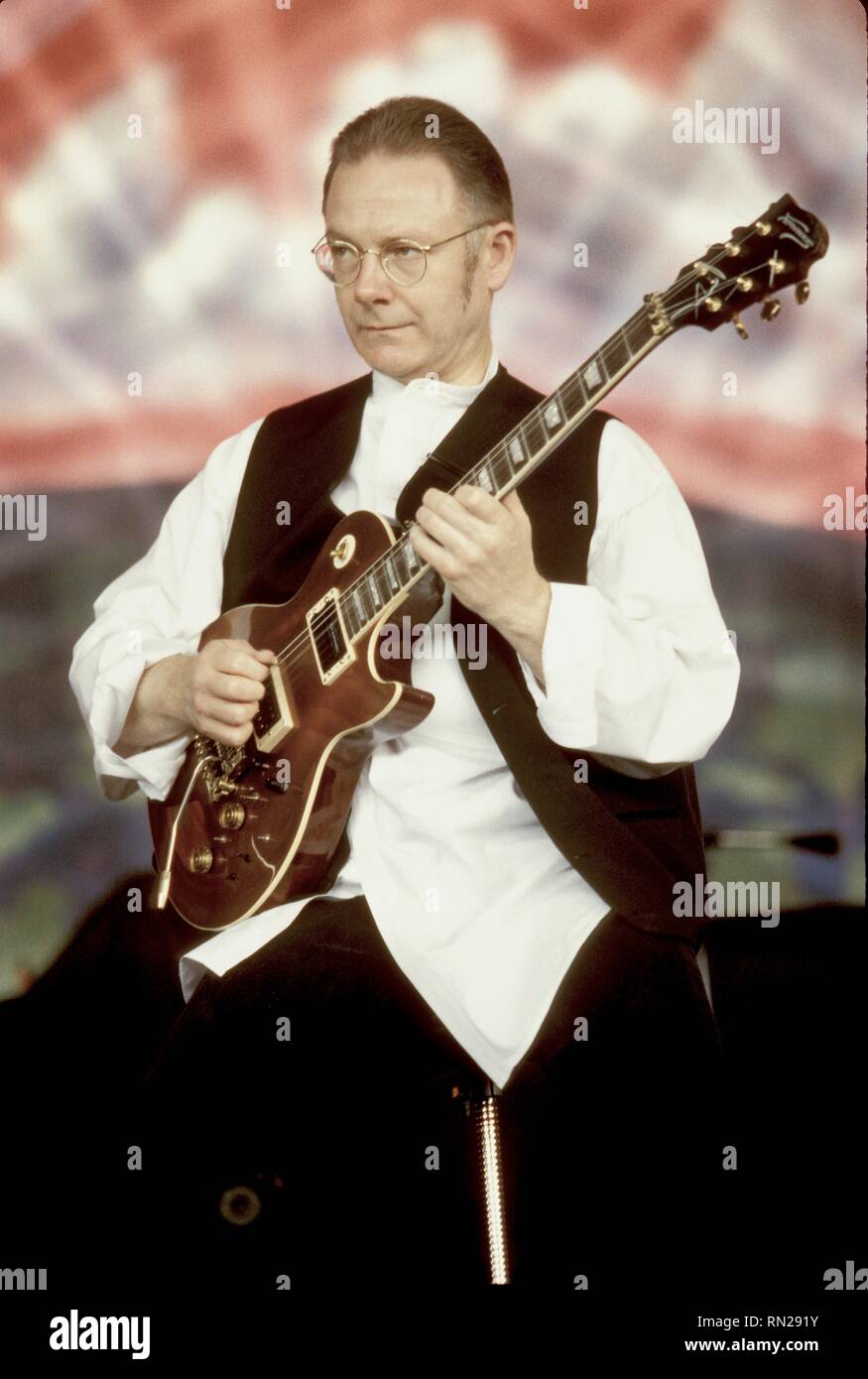 Guitarrista, compositor y productor discográfico Robert Fripp, mejor  conocido por ser el guitarrista, y sólo el miembro constante de la banda de  rock progresivo King Crimson, aparece tocando la guitarra en el